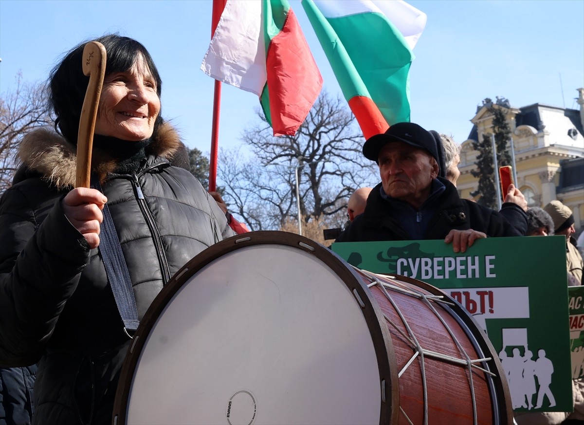 Parlamentoda grubu olan Rusya yanlısı muhalif Vızrajdane (Yeniden Doğuş) Partisi, Bulgaristan'ın...