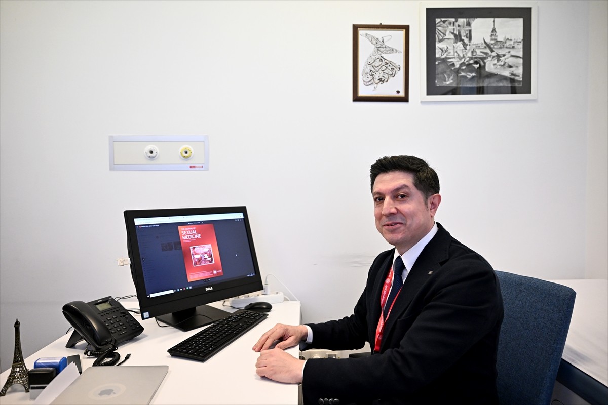 Prof. Dr. Asım Özayar, geliştirdikleri "askılama" yöntemiyle prostat kanseri cerrahisinde hem...