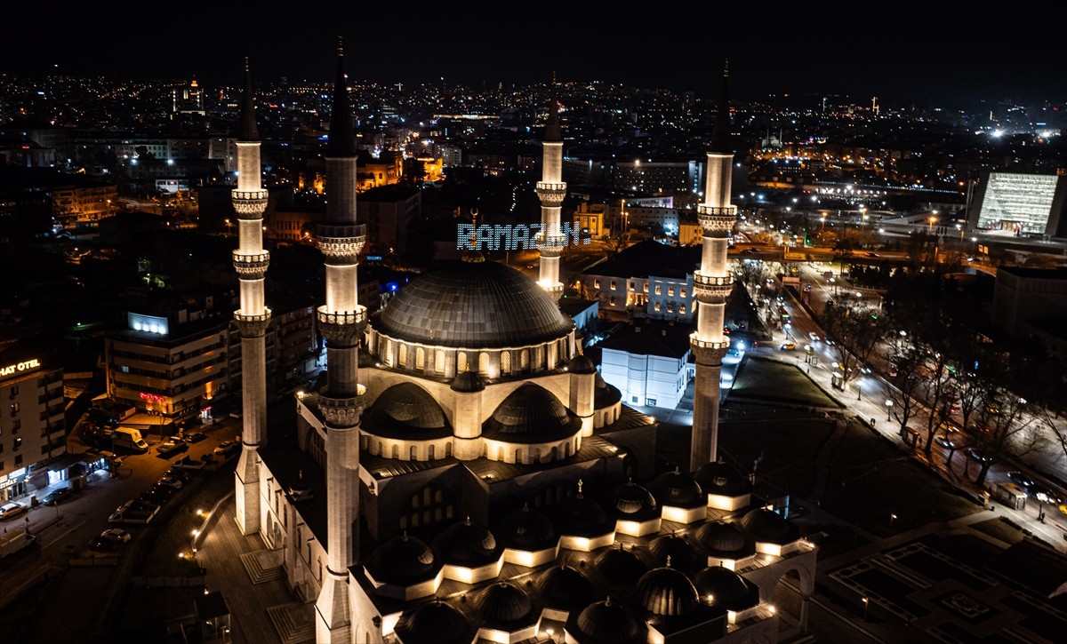 "On bir ayın sultanı" ramazanda camileri süsleyen Osmanlı geleneği mahyalar, başkentte asılmaya...