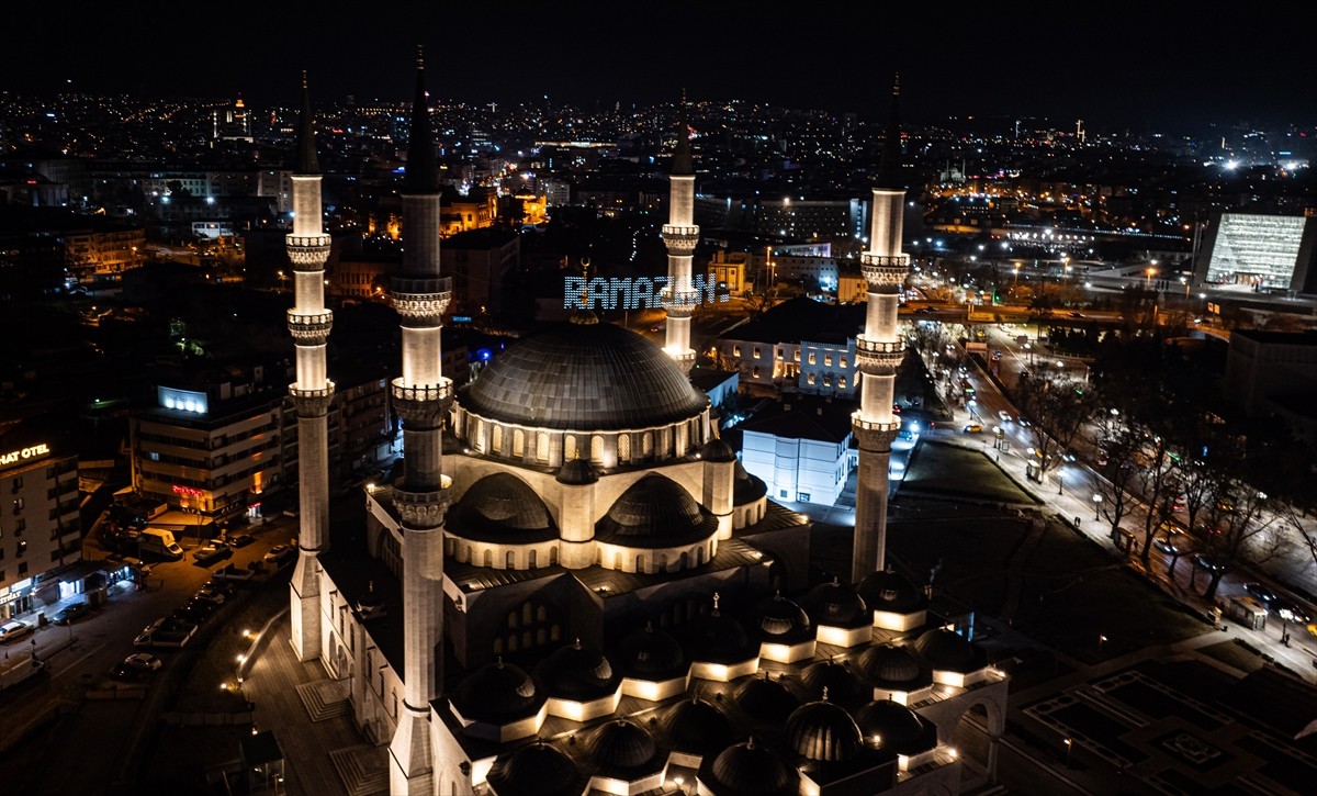 "On bir ayın sultanı" ramazanda camileri süsleyen Osmanlı geleneği mahyalar, başkentte asılmaya...