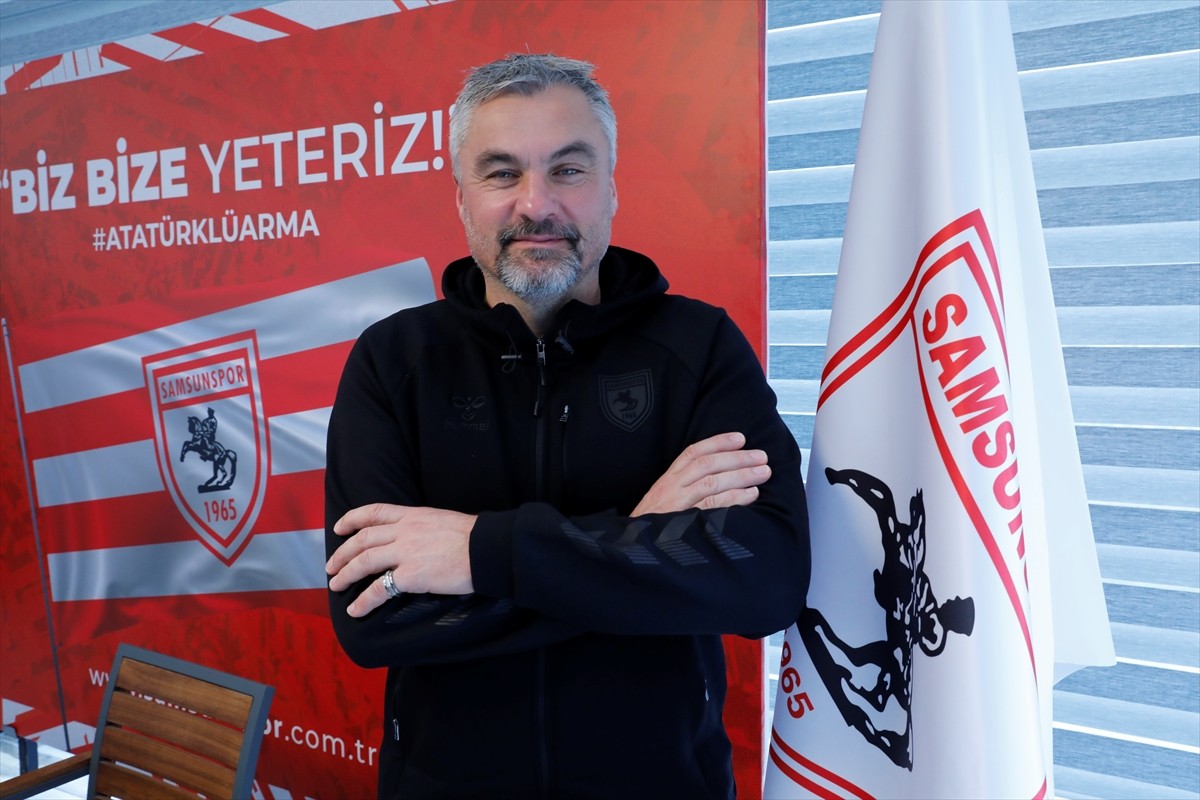 Reeder Samsunspor Teknik Direktörü Thomas Reis (solda), Nuri Asan Tesisleri'nde düzenlediği basın...