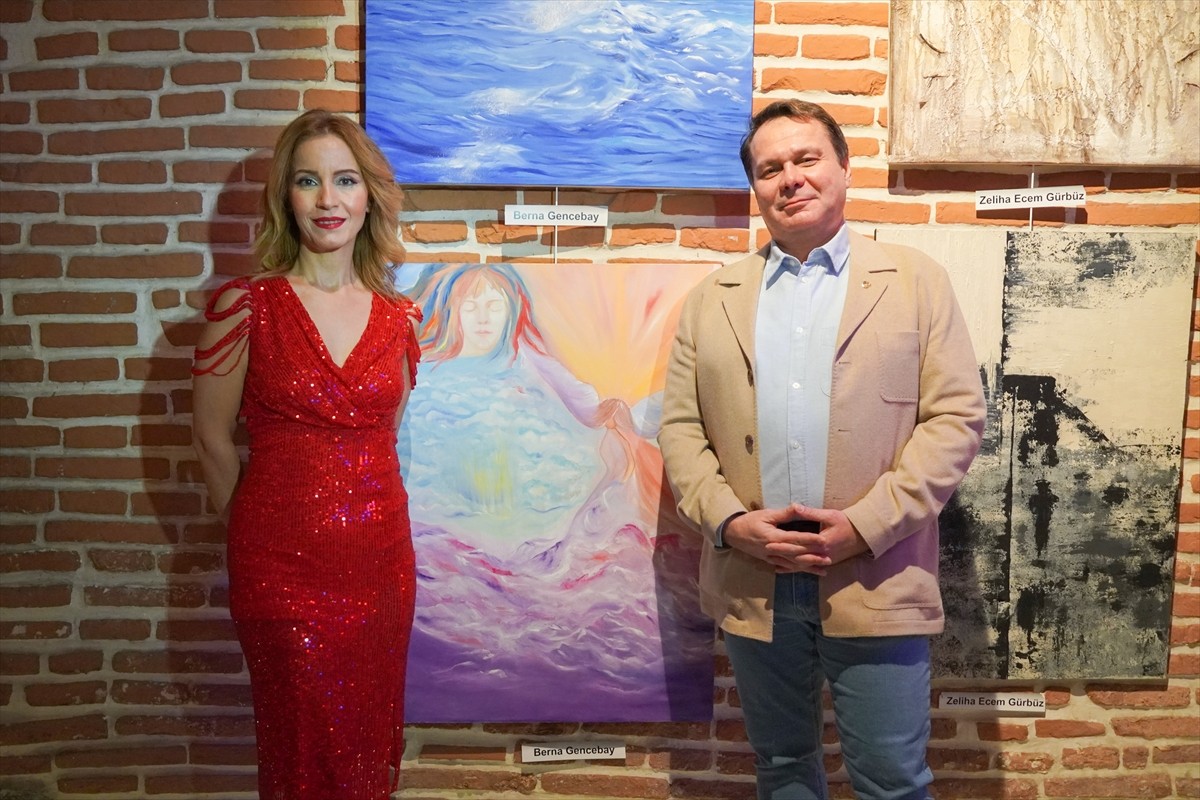 Ressam Berna Gencebay, mitolojik temalı "Angels On Sky" ve "Moonlight Angels" adlı iki yağlı boya...