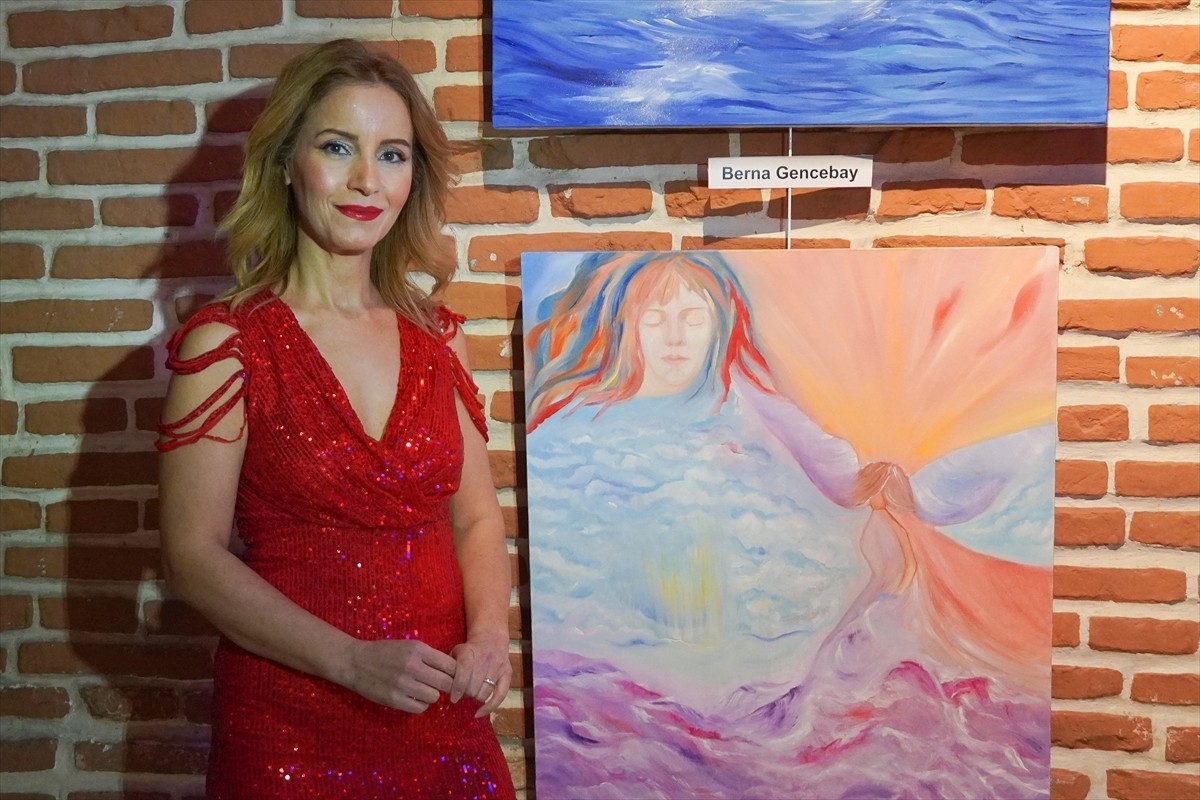 Ressam Berna Gencebay, mitolojik temalı "Angels On Sky" ve "Moonlight Angels" adlı iki yağlı boya...