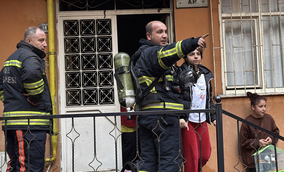 Rize'de 4 katlı binanın giriş katında çıkan yangın itfaiye ekiplerinin müdahalesiyle söndürüldü....