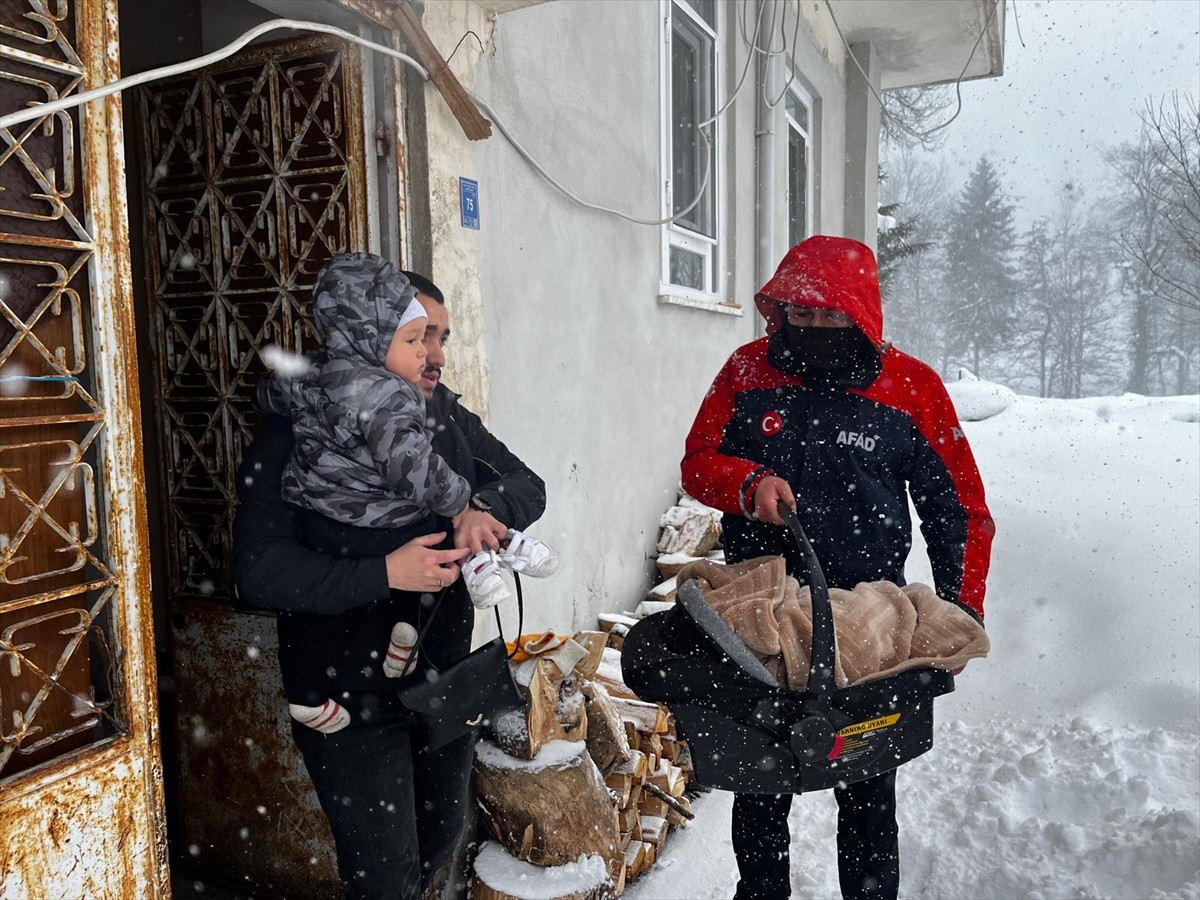 Rize'de kar nedeniyle yolu kapanan köyde rahatsızlanan ikiz bebeklerin yardımına AFAD ekipleri...