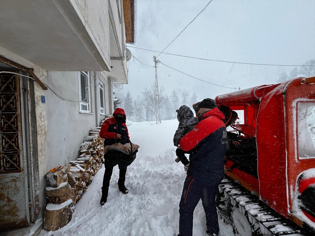 Rize'de kar nedeniyle yolu kapanan köyde rahatsızlanan ikiz bebeklerin yardımına AFAD ekipleri...