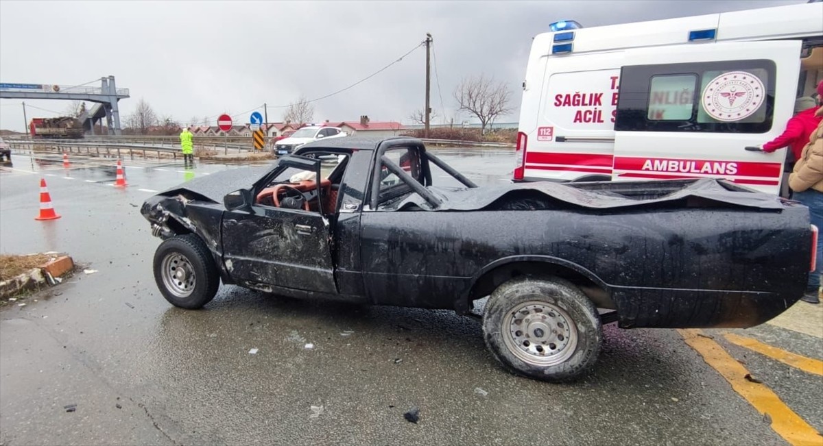 Rize'nin Ardeşen ilçesinde meydana gelen trafik kazasında aralarında CHP Rize Milletvekili Tahsin...