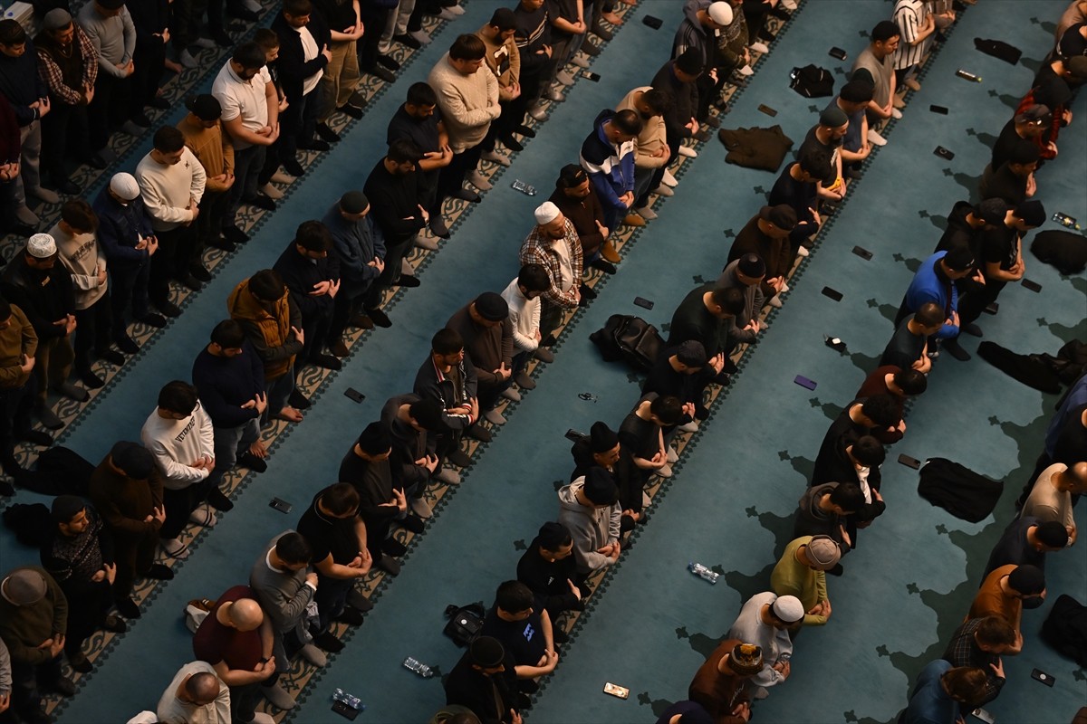 Rusya'nın başkenti Moskova'daki camilerde Müslümanlar, ramazanın ilk teravih namazını...