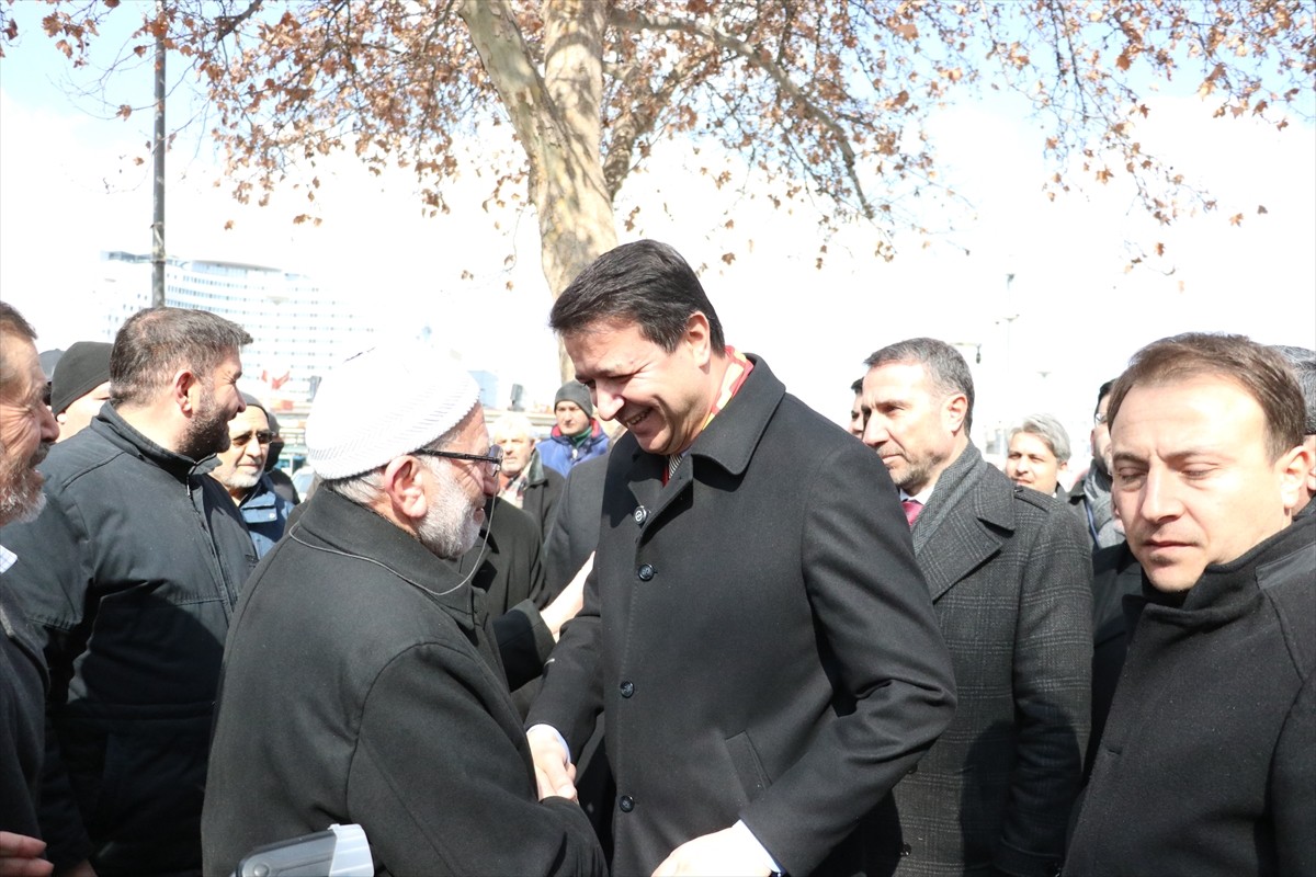 Saadet Partisi Genel Başkanı Mahmut Arıkan (ortada), bir restoranda düzenlenen programda...