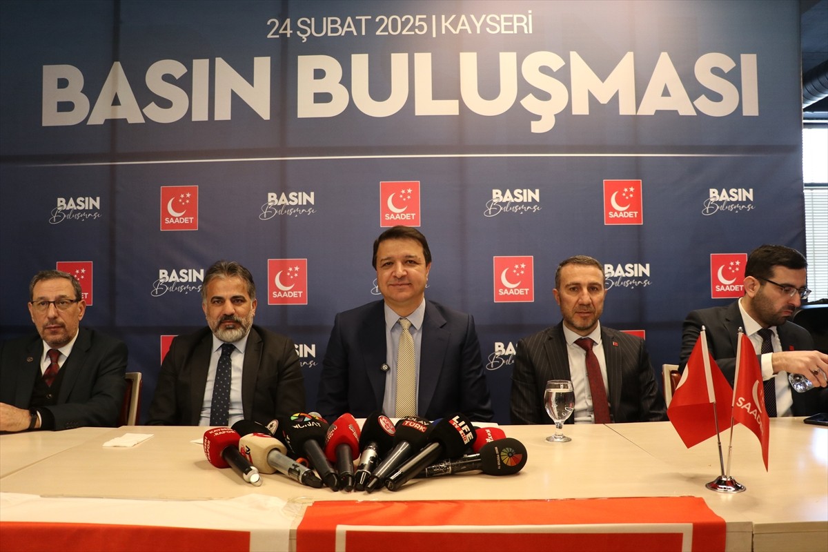 Saadet Partisi Genel Başkanı Mahmut Arıkan (ortada), bir restoranda düzenlenen programda...