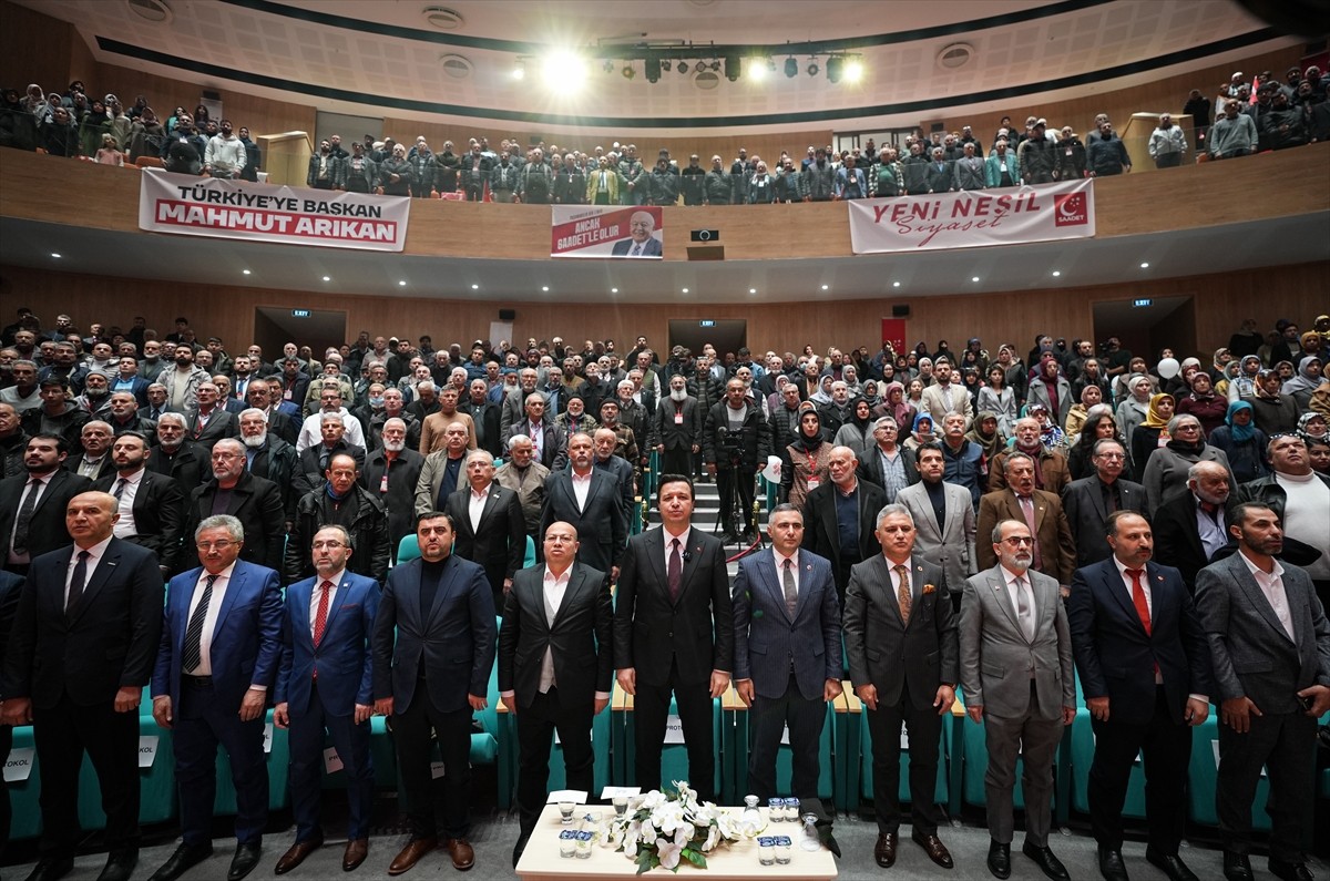 Saadet Partisi Genel Başkanı Mahmut Arıkan, partisinin İzmir İktisat Kongre Merkezi'nde...