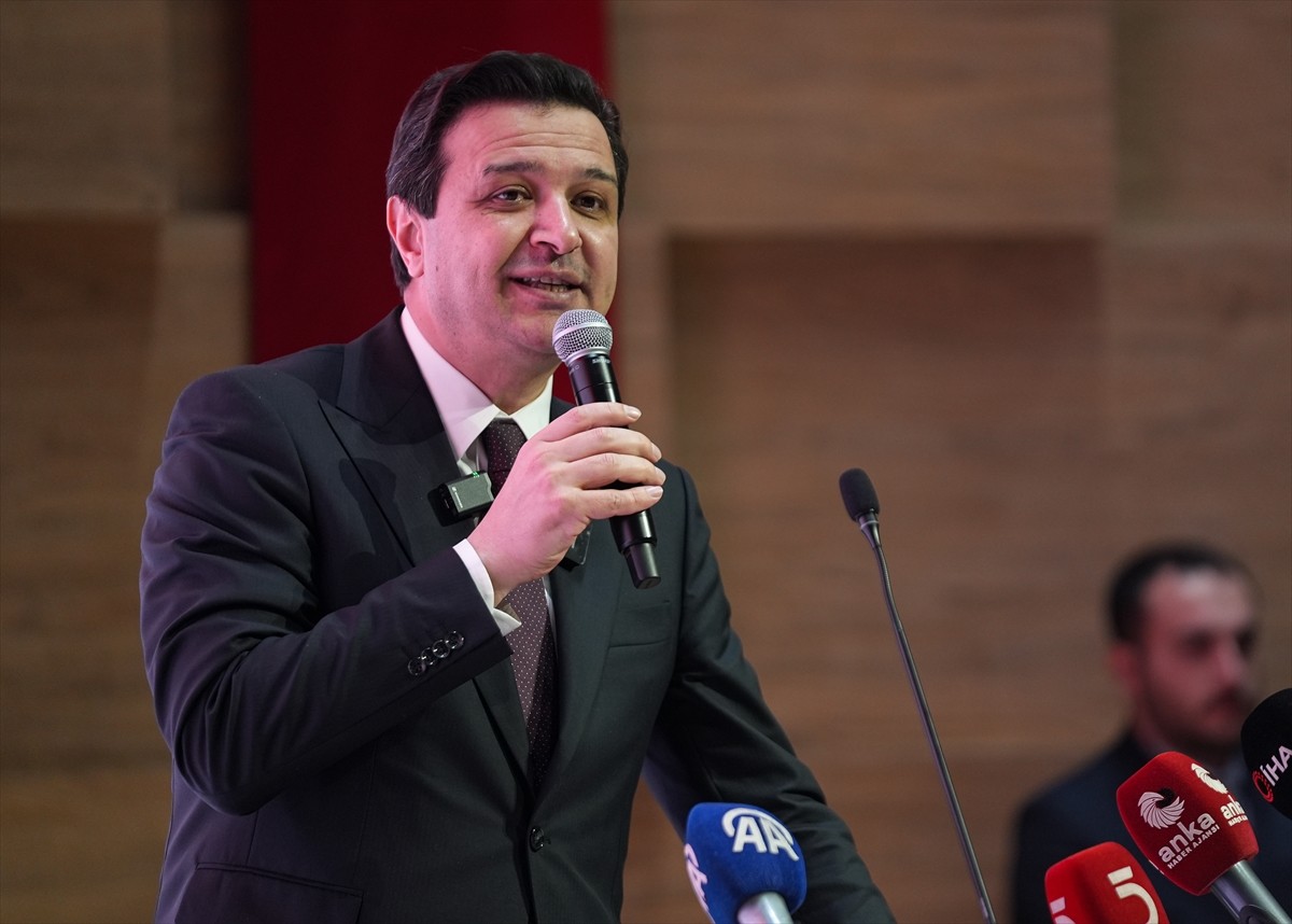 Saadet Partisi Genel Başkanı Mahmut Arıkan, partisinin İzmir İktisat Kongre Merkezi'nde...