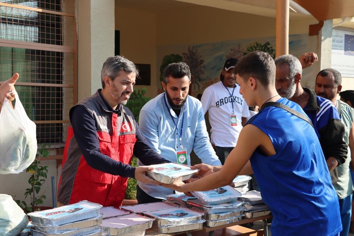 Sadakataşı Derneği, ramazanın ilk günlerinde Lübnan ve Suriye'de mülteci kamplarında yaşayan 900...
