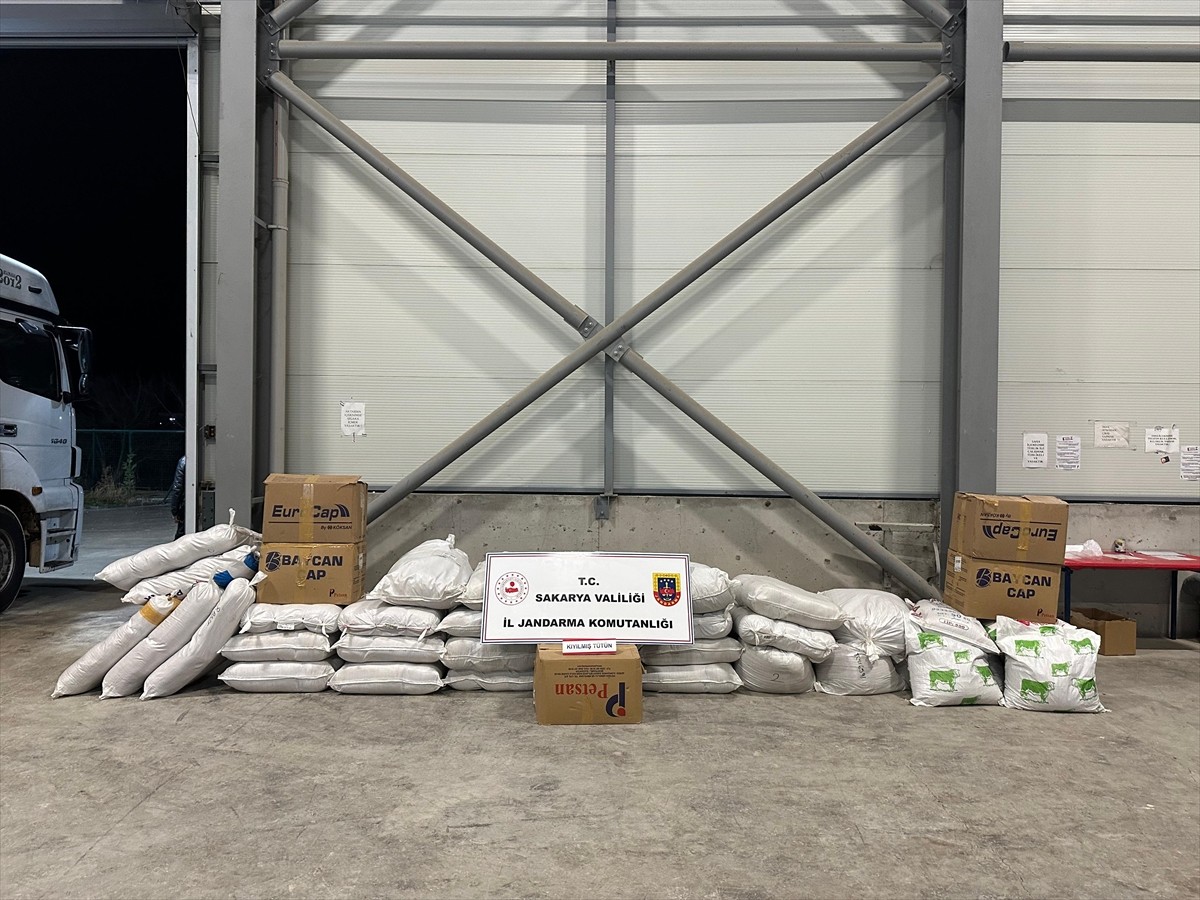 Sakarya'da 2 tırda 3,5 ton kıyılmış tütün ele geçirildi, sürücüler gözaltına alındı.