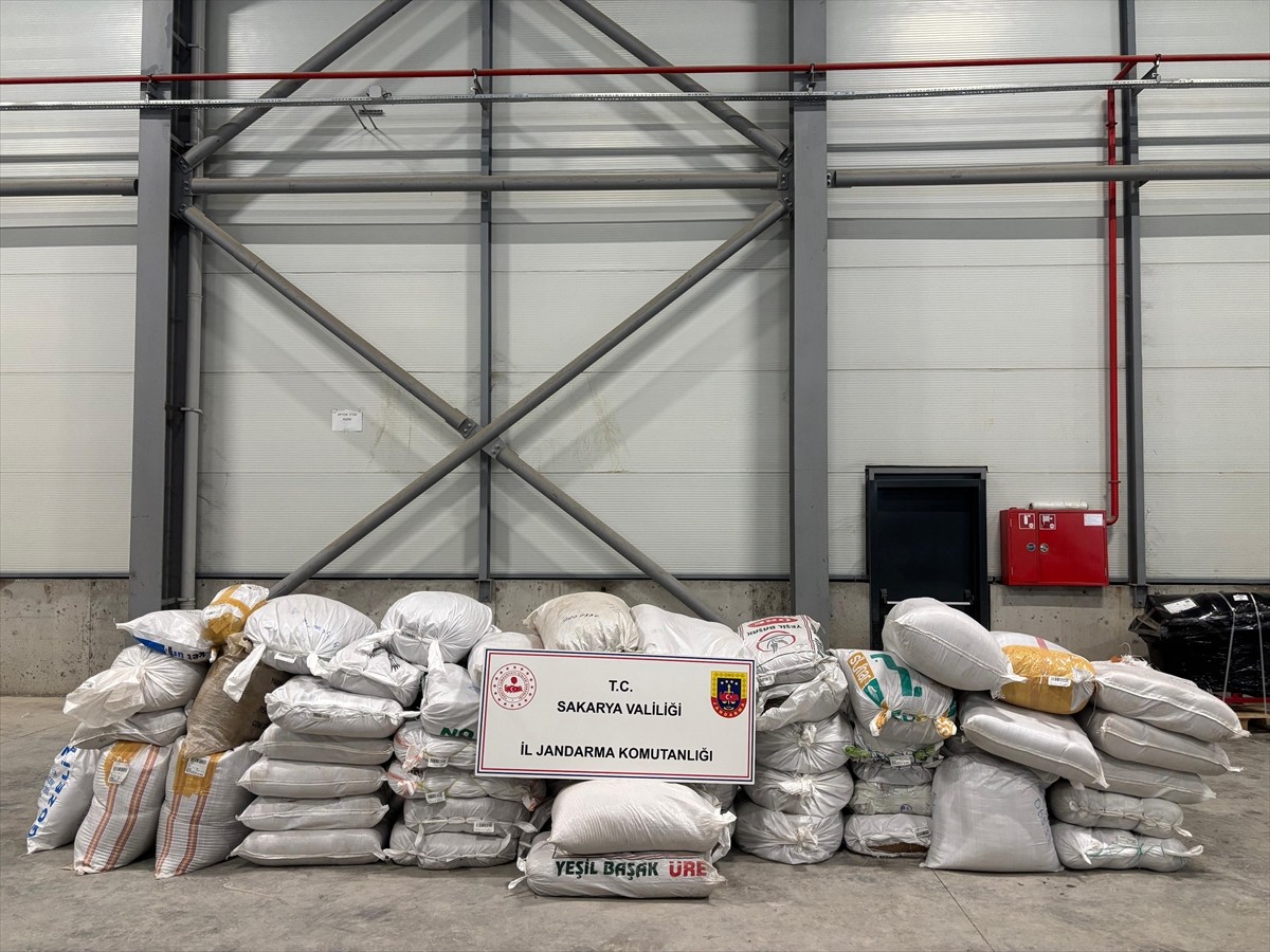 Sakarya'da 2 tırda 3,5 ton kıyılmış tütün ele geçirildi, sürücüler gözaltına alındı.