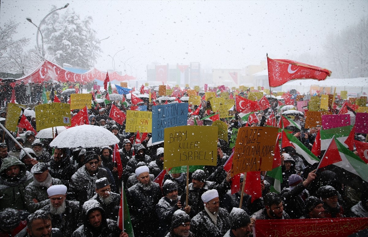 Sakarya'nın Hendek ilçesinde Gazze için destek mitingi gerçekleştirildi. Katılımcılar, ellerinde...