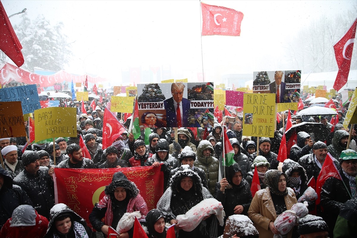 Sakarya'nın Hendek ilçesinde Gazze için destek mitingi gerçekleştirildi. Katılımcılar, ellerinde...