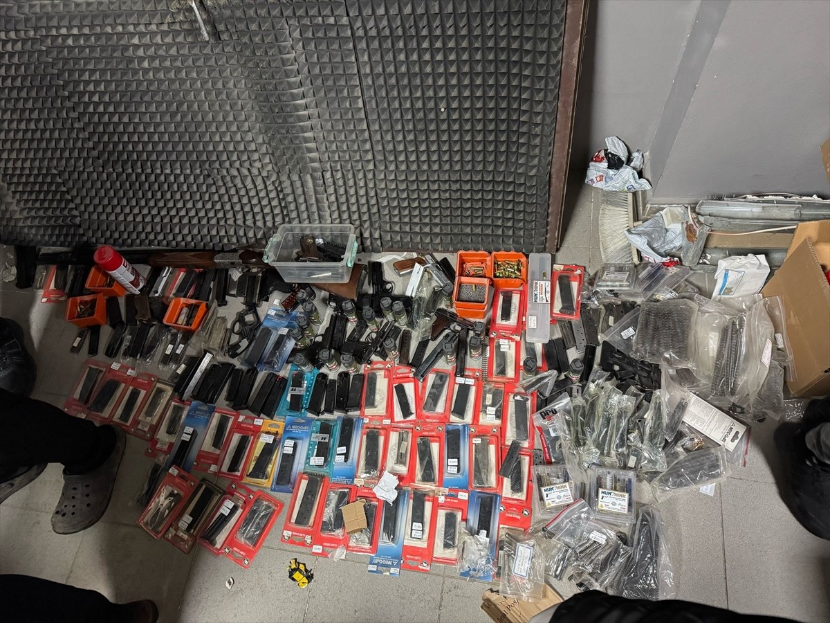 Sakarya'nın Karasu ilçesinde 14 ruhsatsız tabanca ve av tüfeğinin ele geçirildiği operasyonda 1...