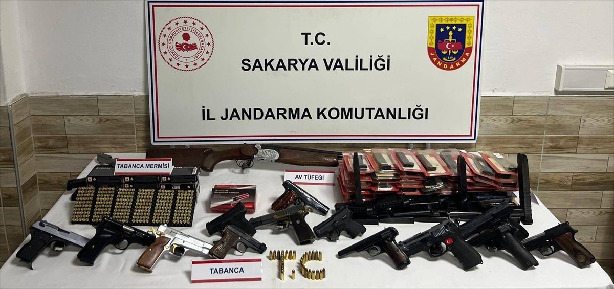 Sakarya'nın Karasu ilçesinde 14 ruhsatsız tabanca ve av tüfeğinin ele geçirildiği operasyonda 1...