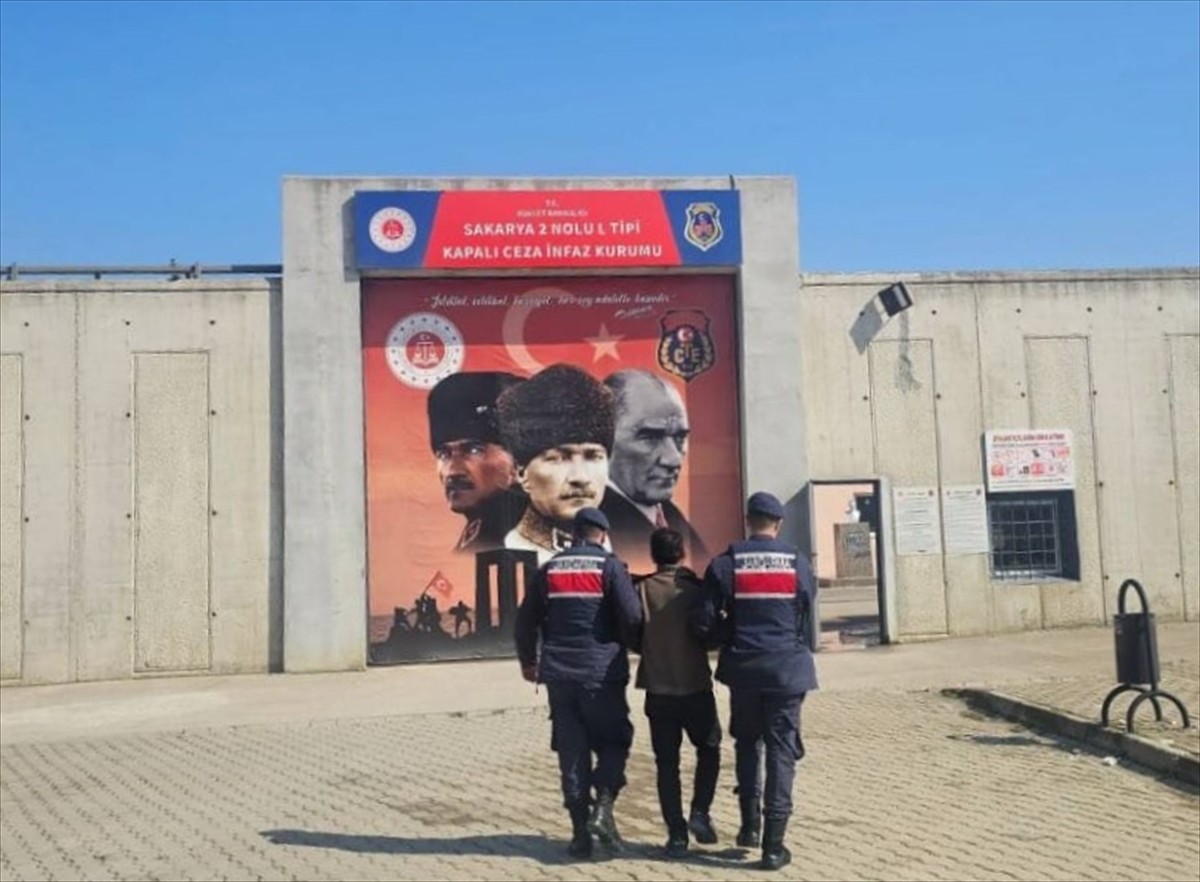 Sakarya'nın Karasu ilçesinde 17 suçtan 52 yıl 9 ay kesinleşmiş hapis cezası bulunan firari...