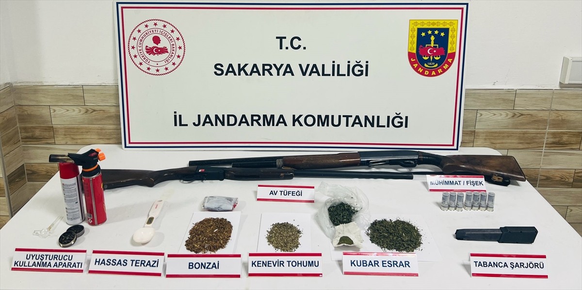 Sakarya'nın Karasu ve Hendek ilçelerinde düzenlenen uyuşturucu operasyonlarında gözaltına alınan 3...