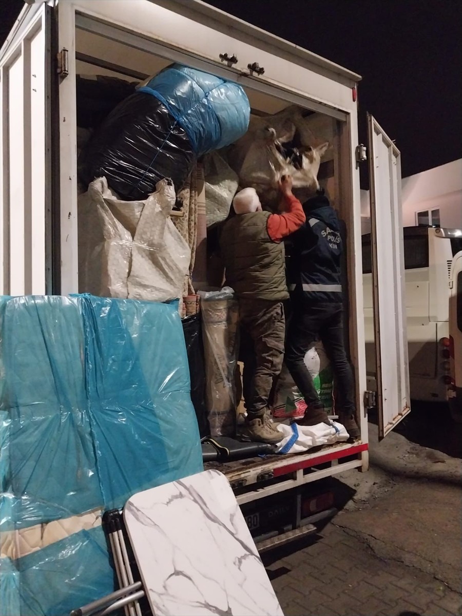 Samsun'un Atakum ilçesinde düzenlenen operasyonda, nakliye aracında ev eşyaları arasına gizlenmiş...