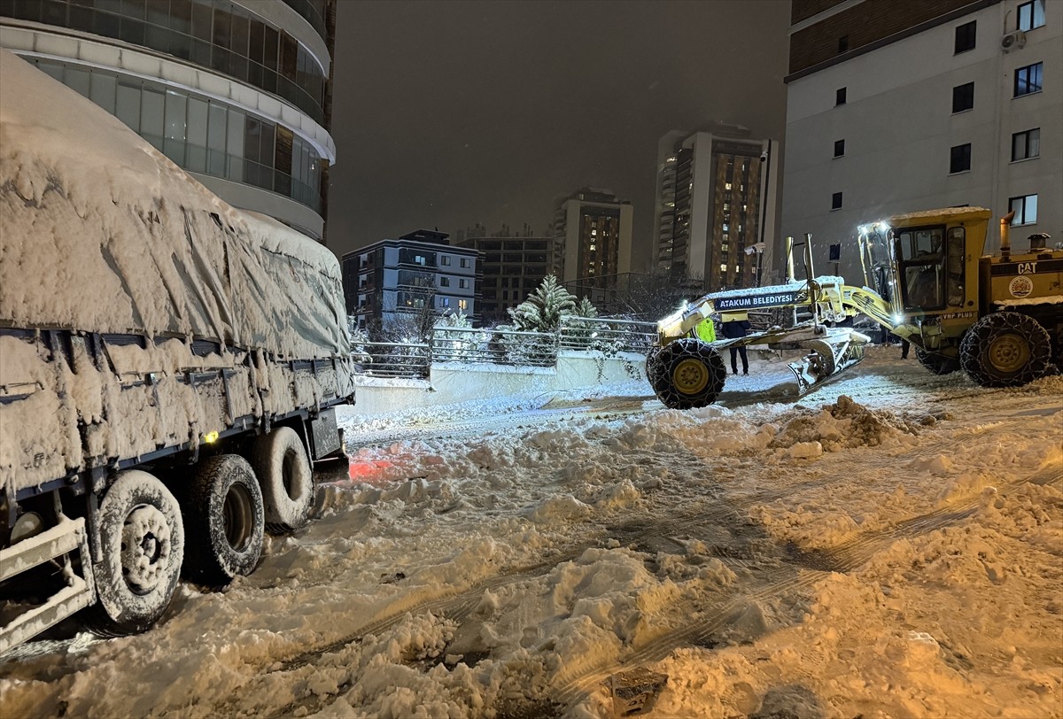 Samsun'un Atakum ilçesinde etkili olan kar nedeniyle araçlar yolda kaldı. İlçenin en işlek...