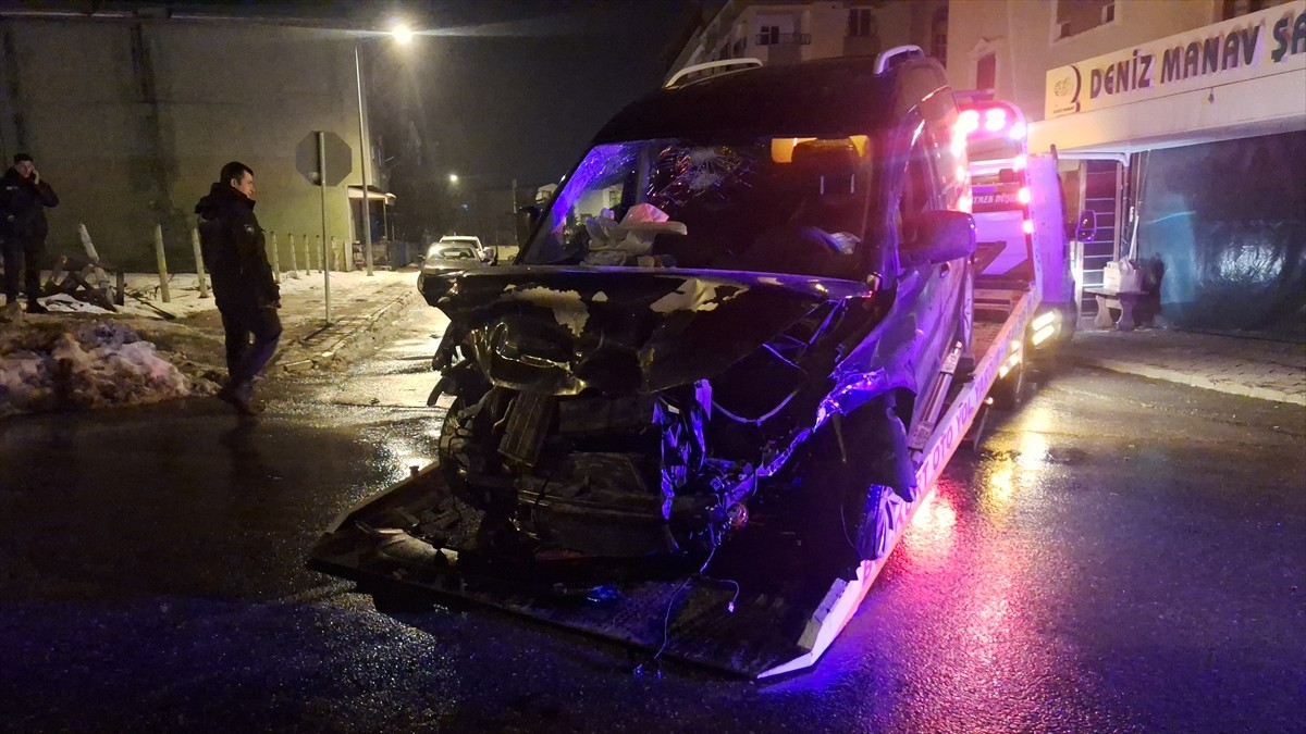 Samsun'un Bafra ilçesinde iki hafif ticari aracın çarpışması sonucu 3 kişi yaralandı. 