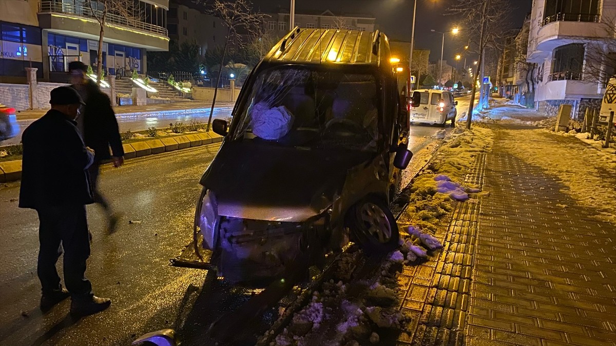 Samsun'un Bafra ilçesinde iki hafif ticari aracın çarpışması sonucu 3 kişi yaralandı. 