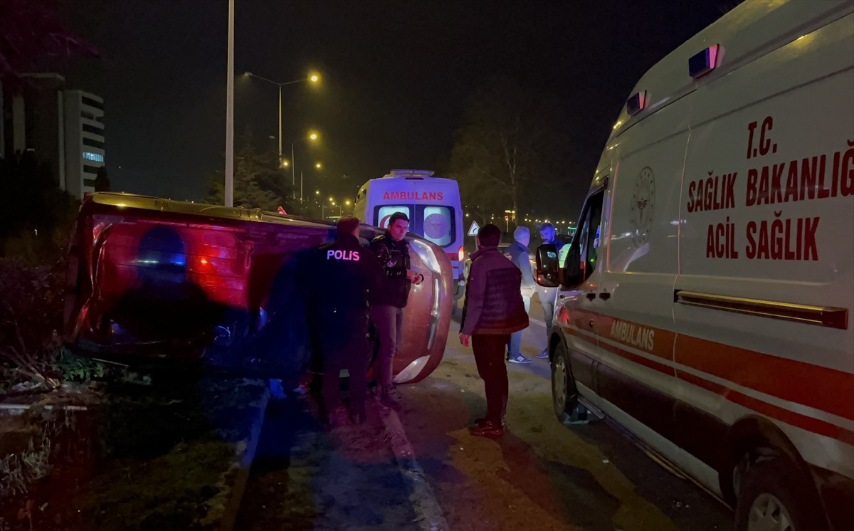 Samsun'un Canik ilçesinde kamyonla çarpışan otomobildeki 3 kişi yaralandı. Olay yerine sağlık ve...
