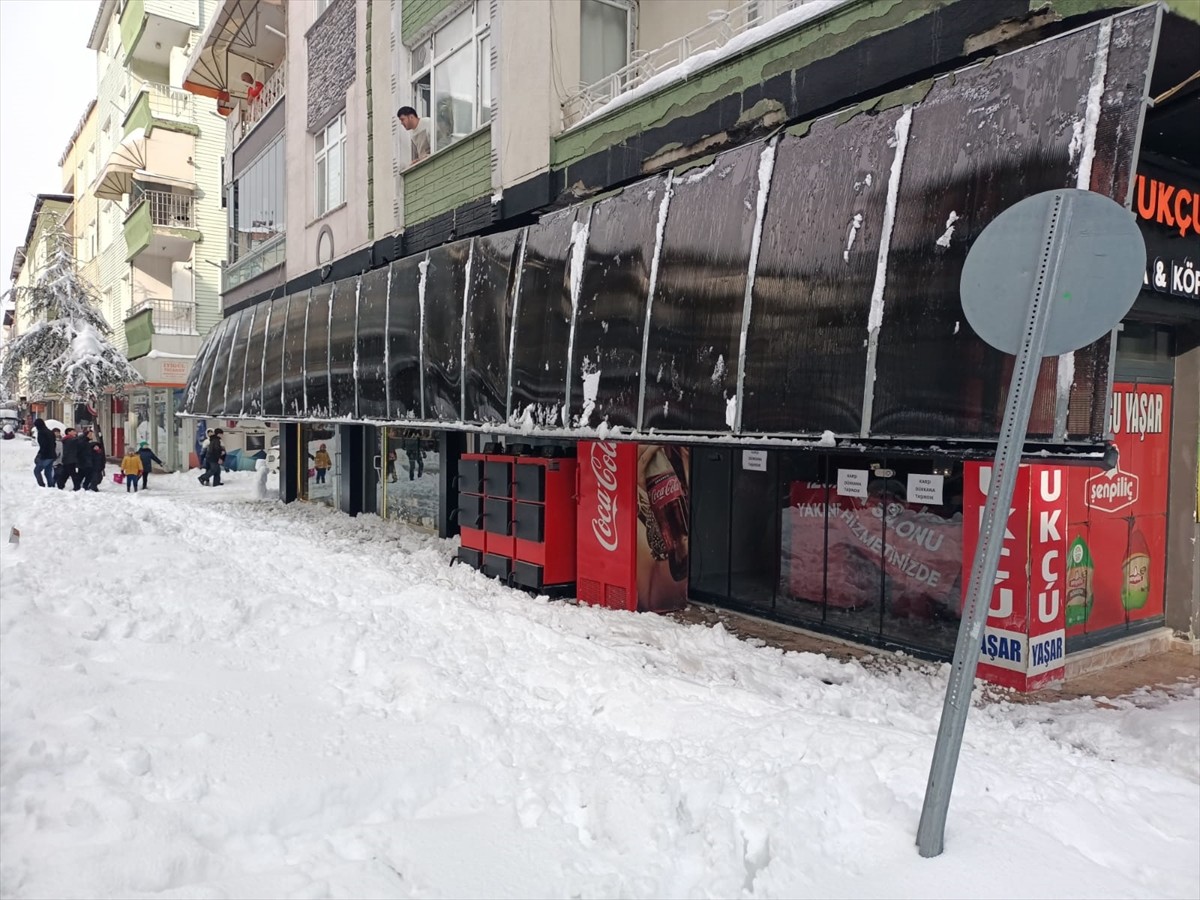 Samsun'un Çarşamba ilçesinde yoğun kar yağışı nedeniyle bazı iş yerlerinin tenteleri...
