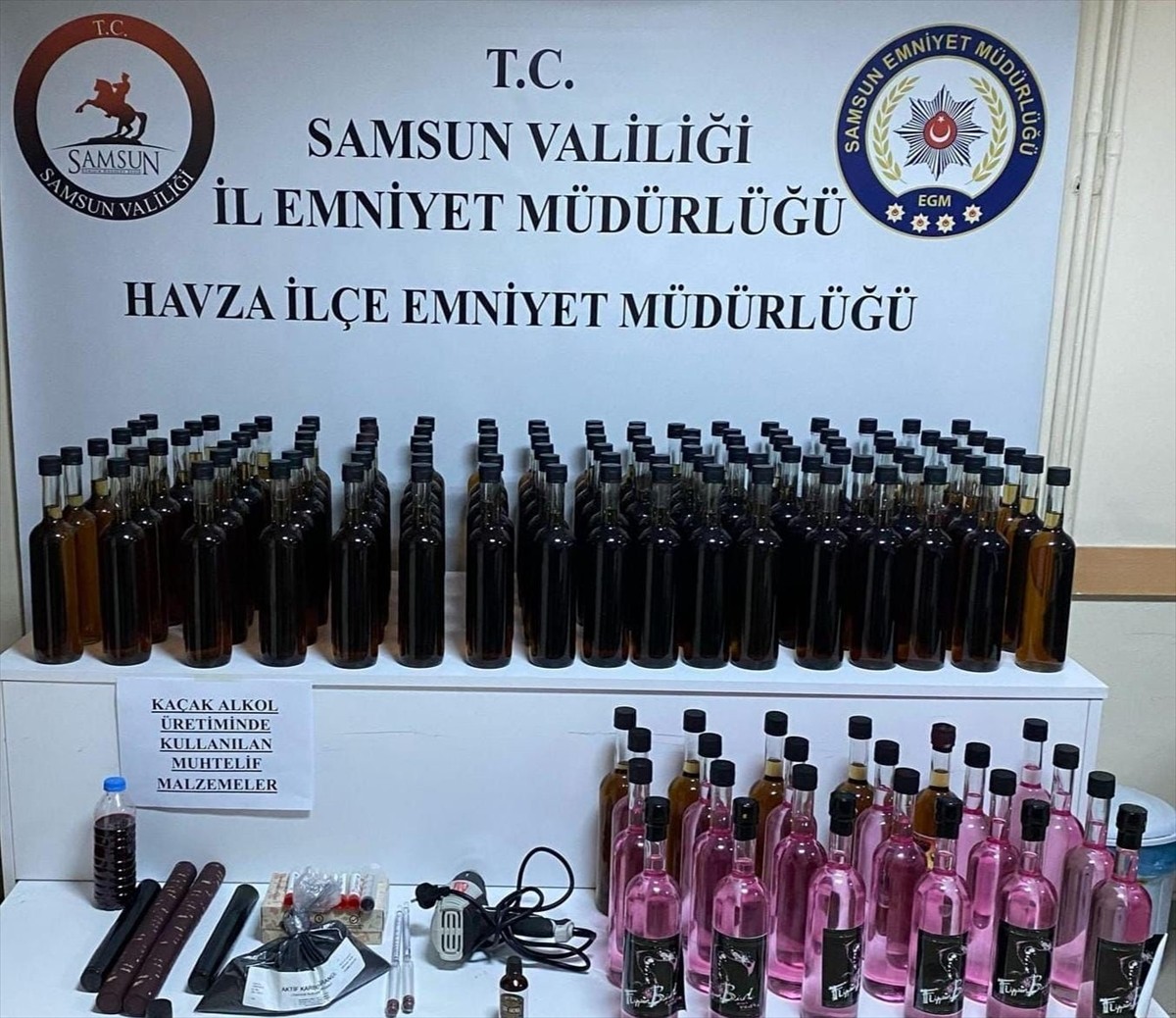 Samsun'un Havza ilçesinde iş yerinde sahte içki imal edilmesiyle ilgili 5 şüpheli gözaltına...