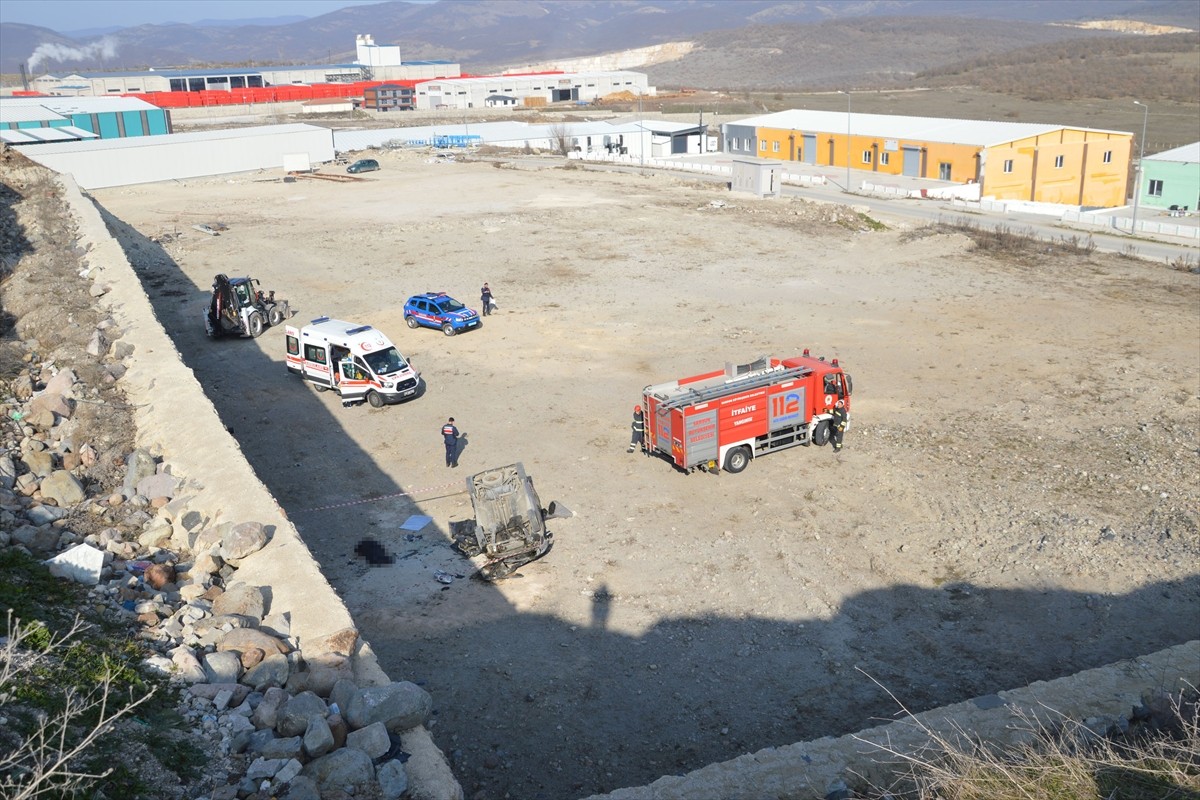 Samsun'un Havza ilçesinde istinat duvarından düşen aracın sürücüsü hayatını kaybetti.