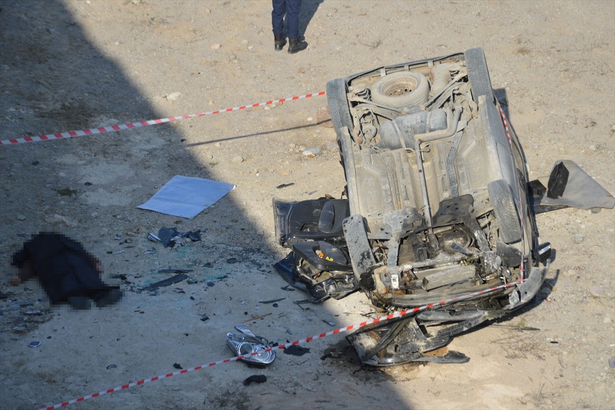 Samsun'un Havza ilçesinde istinat duvarından düşen aracın sürücüsü hayatını kaybetti.