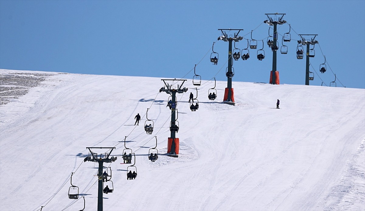 Samsun'un Ladik ilçesindeki 2 bin rakımlı Akdağ Kayak Merkezi hafta içi de ilgi görüyor.