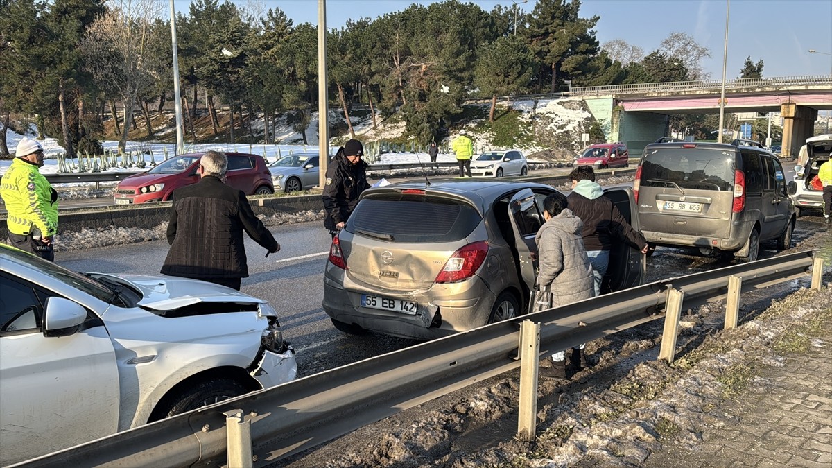 Samsun'un merkez Atakum ilçesinde 6 aracın karıştığı zincirleme trafik kazasında 2 kişi yaralandı....