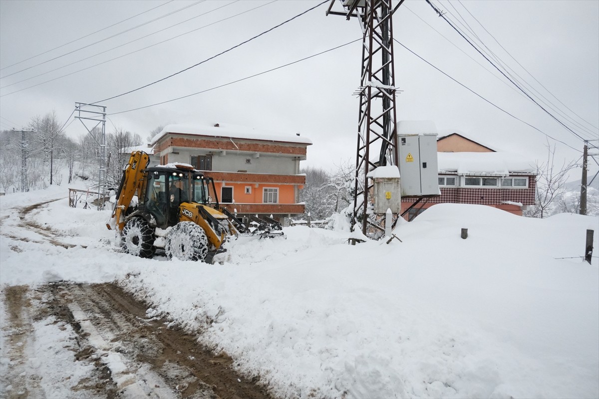 Samsun'un Terme ilçesinde etkili olan kar yağışı, günlük yaşamı ve ulaşımı olumsuz etkiliyor....