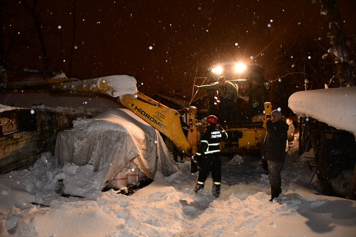 Samsun'un Terme ilçesinde kar nedeniyle çöken ahır çatısının altında kalan 40 büyükbaş hayvan...