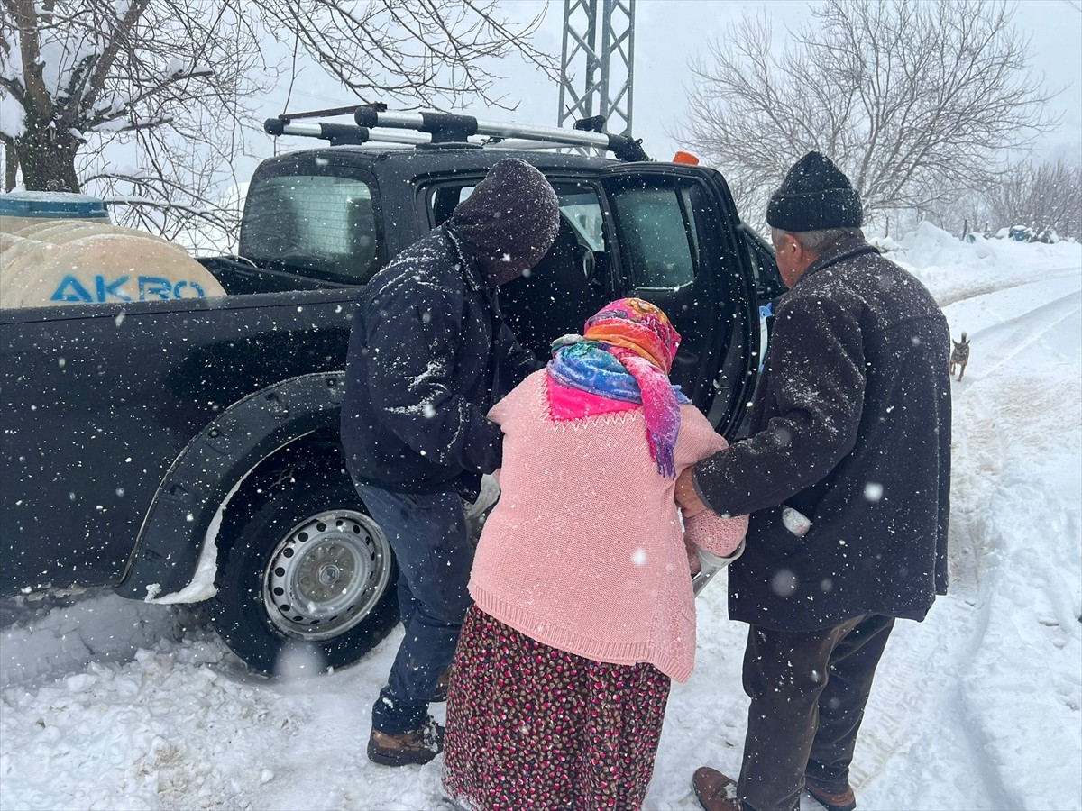  Samsun'un Yakakent ilçesinde kardan dolayı hastaneye gidemeyen kadın, belediye ekiplerince...
