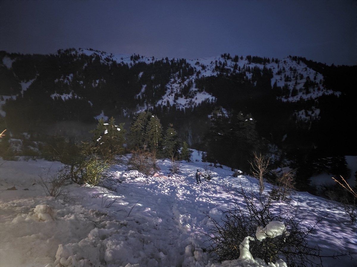 Samsun'un Yakakent ilçesinde traktörün şarampole devrilmesi sonucu 1 kişi öldü, 4 kişi yaralandı....