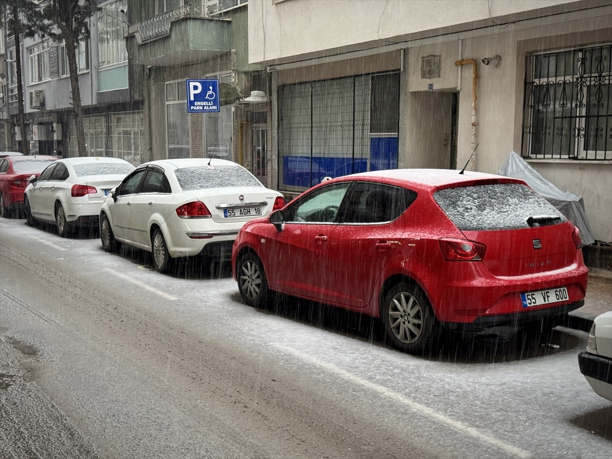 Samsun merkez ve kentin yüksek kesimlerine kar yağdı.