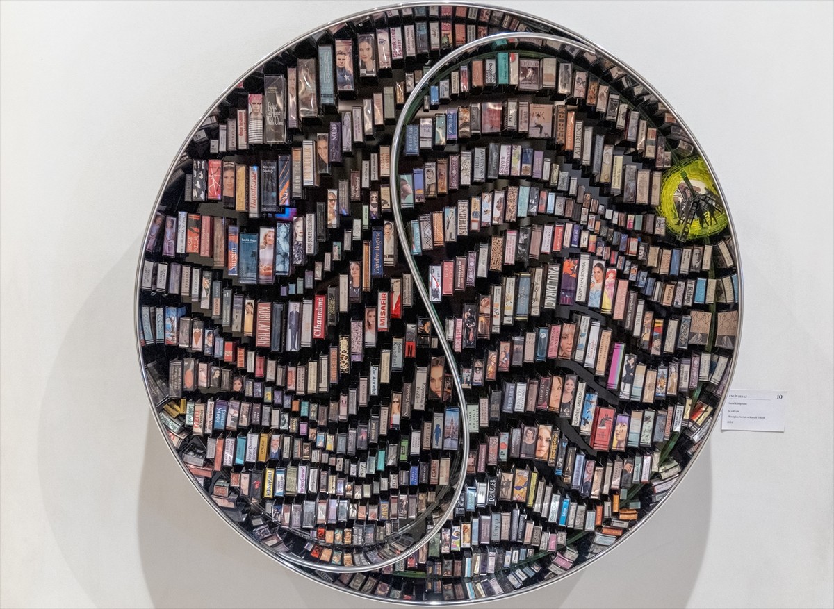 Sanatçı Engin Beyaz'ın, asetattan yaptığı kitaplardan oluşan "Başka Zaman Kütüphaneleri" sergisi...