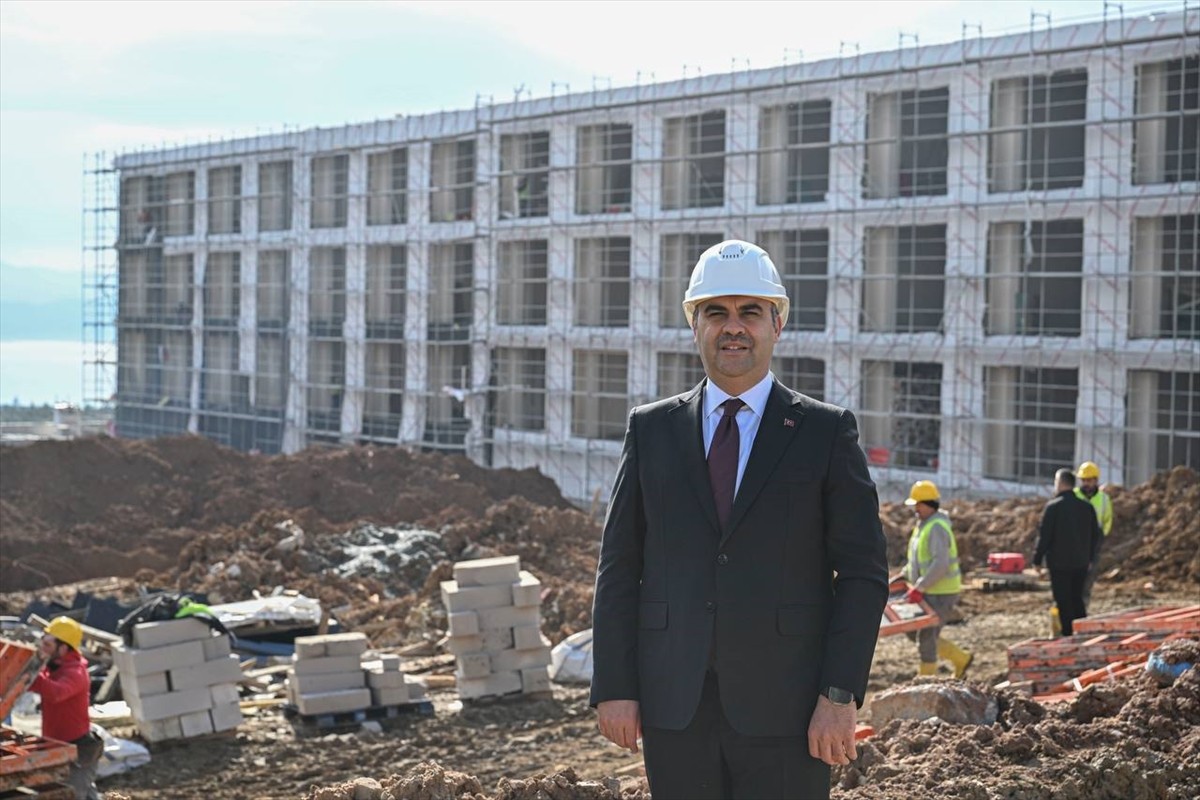 Sanayi ve Teknoloji Bakanı Mehmet Fatih Kacır, TÜBİTAK Fen Lisesi'ni ziyaret ederek, öğrenci yurdu...