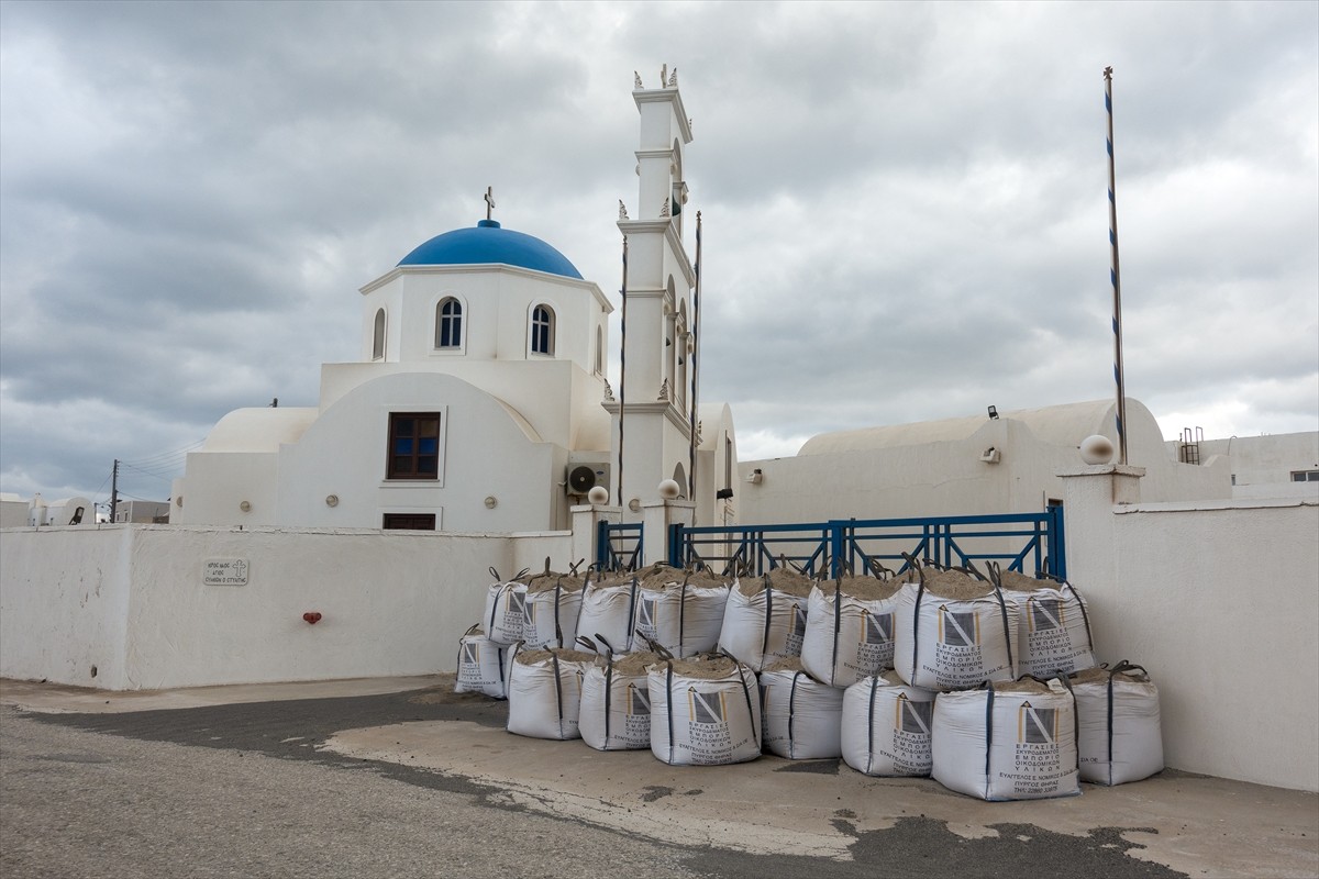 Santorini'de son haftalarda artan sismik hareketlilik, Ada'da yaşayan halk ve ziyaretçiler...