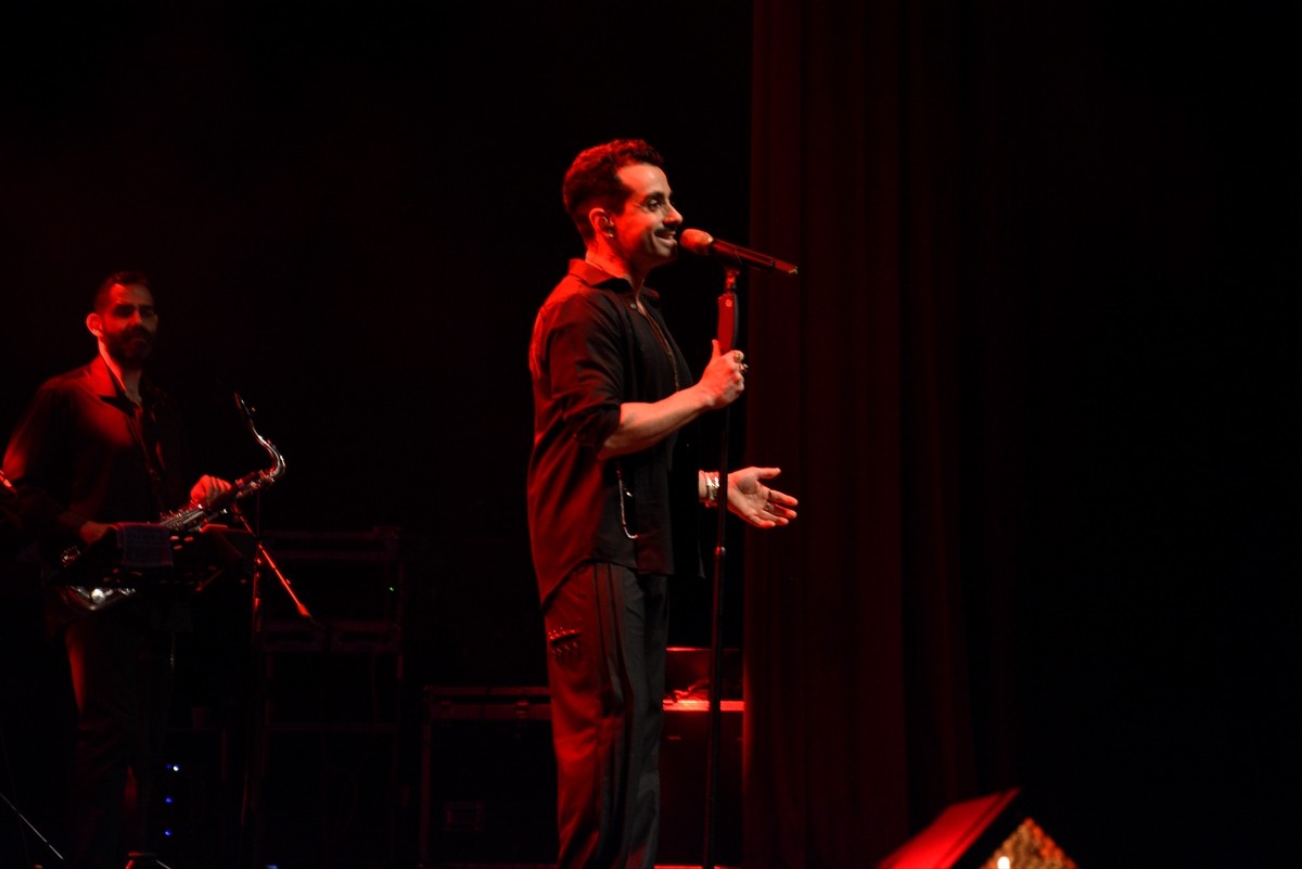 Şarkıcı Gökhan Türkmen, Bursalı müzikseverler için sahne aldı.