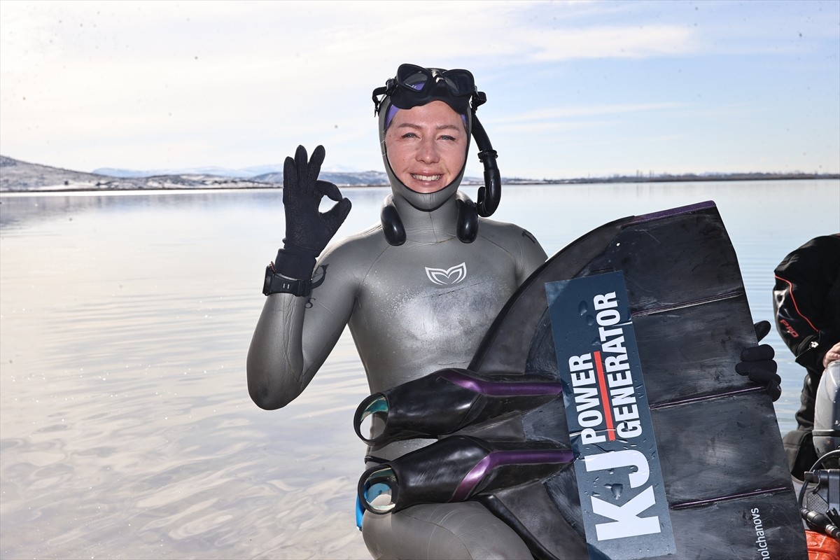 Serbest dalış rekortmeni milli sporcu Birgül Erken, Sivas'ın Zara ilçesindeki Tödürge Gölü'nde buz...