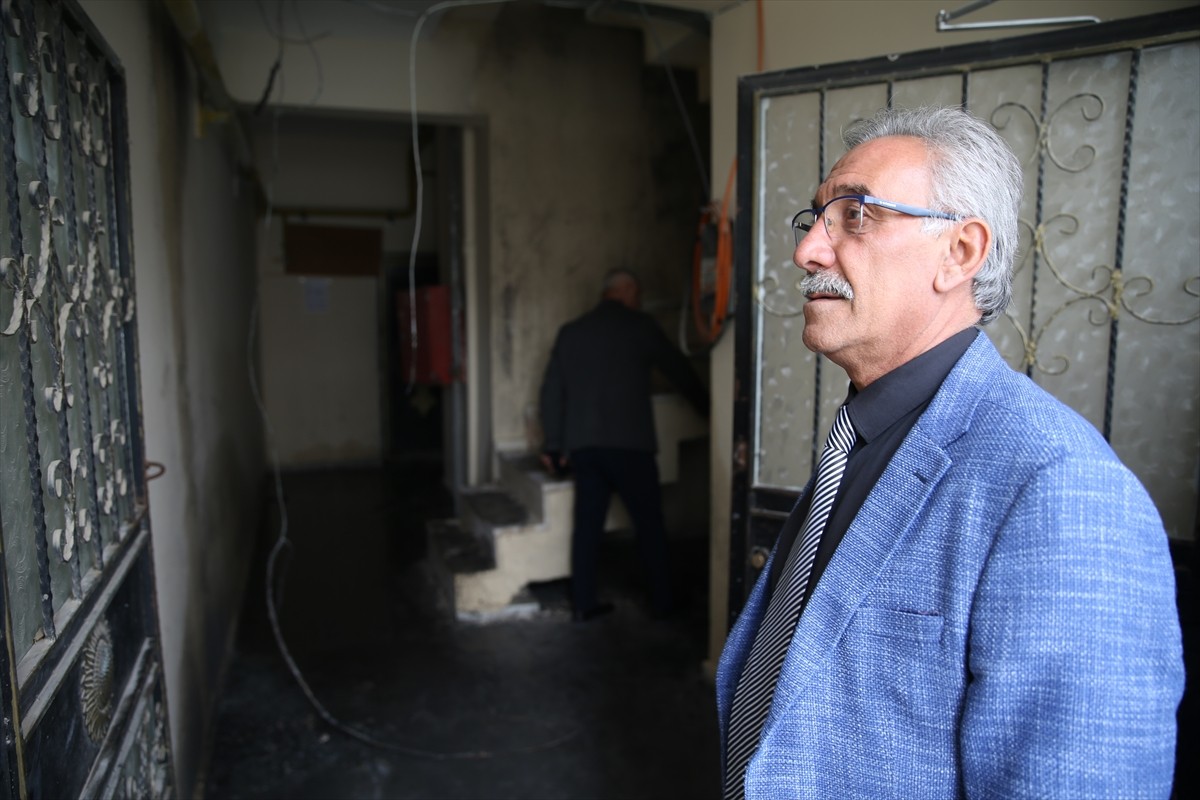 Siirt'in Kurtalan ilçesinde 10 katlı binada çıkan ve 20 kişinin dumandan etkilendiği yangına...