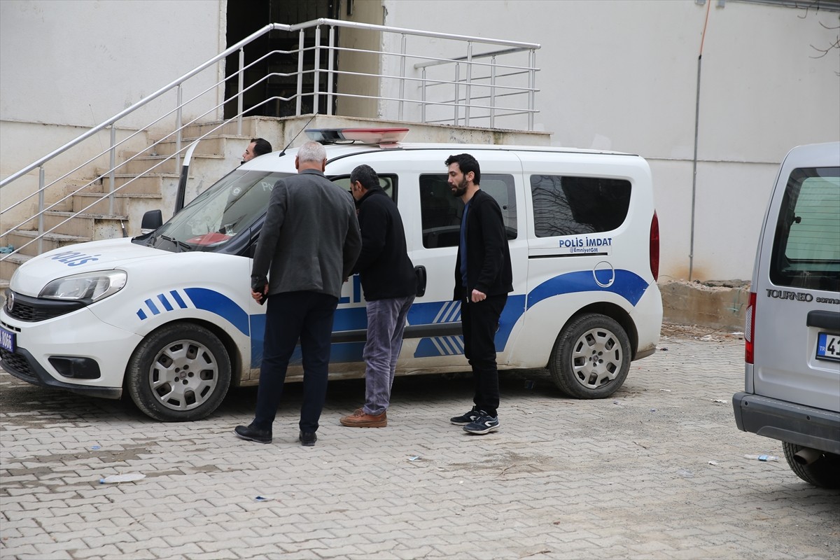 Siirt'in Kurtalan ilçesinde 10 katlı binada çıkan ve 20 kişinin dumandan etkilendiği yangına...