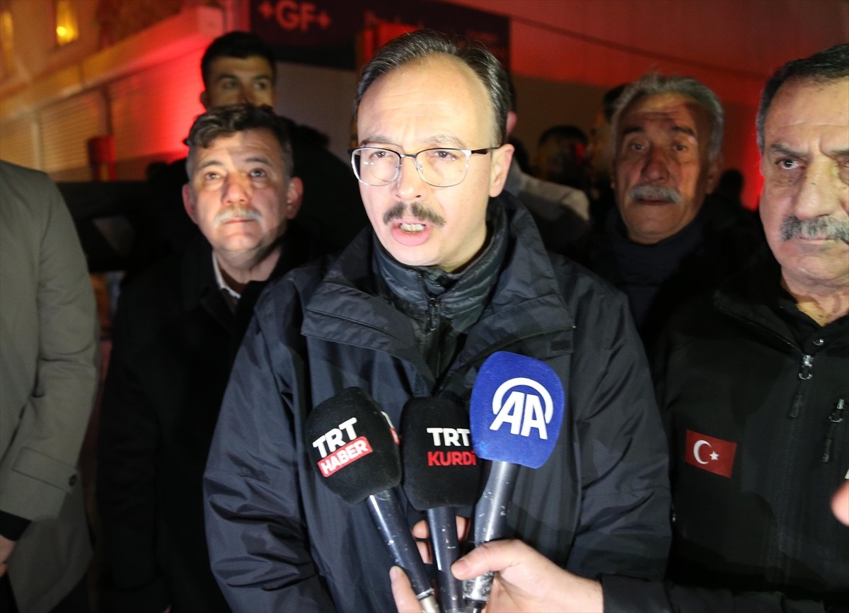 Siirt'in Kurtalan ilçesinde bir binada çıkan yangında dumandan etkilenen 20 kişi tedavi altına...