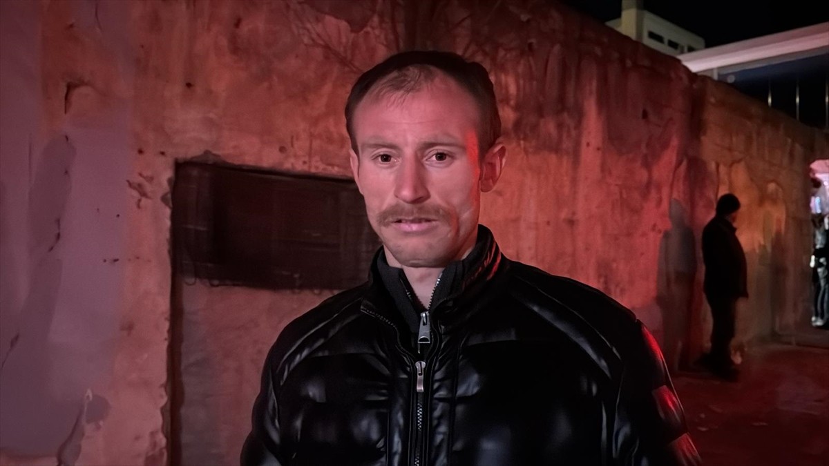 Siirt'in Kurtalan ilçesinde bir binada çıkan yangında dumandan etkilenen 20 kişi tedavi altına...